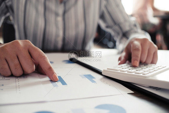 审计师或内部税收服务人员商业妇女检查公司年度财务报表审计概念图片