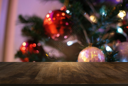 清空的木板桌顶和闪亮耀的光灯泡模糊夜间亮光新年庆典背景选择焦点用于蒙太奇产品显示xmas节的背景图片