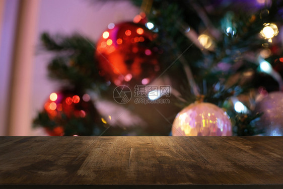 清空的木板桌顶和闪亮耀的光灯泡模糊夜间亮光新年庆典背景选择焦点用于蒙太奇产品显示xmas节的背景图片