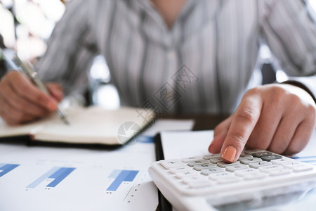 审计师或内部税收服务人员商业妇女检查公司年度财务报表审计概念图片