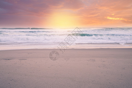 海景夏季以亮色显示的海滨日落背景图片
