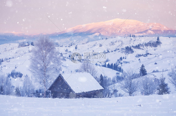 雪山有木屋图片