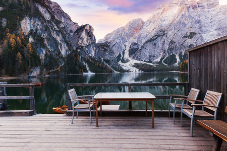 阿尔卑斯山湖上的木桌椅图片