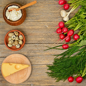 健康的食品蔬菜奶酪蛋酸油放在旧木制桌子上图片