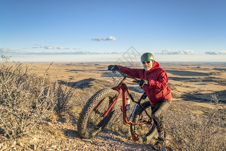 在科罗拉多北部的肥皂石Prairie自然区一名骑着肥自行车的老年男子秋天晚的风景图片