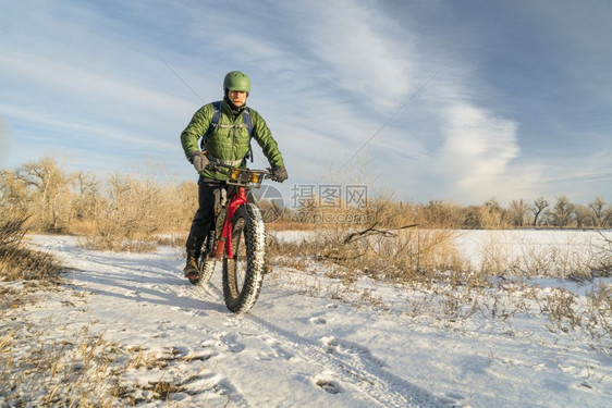 年轻人骑着山地车在科罗拉多寒冷的路面上图片