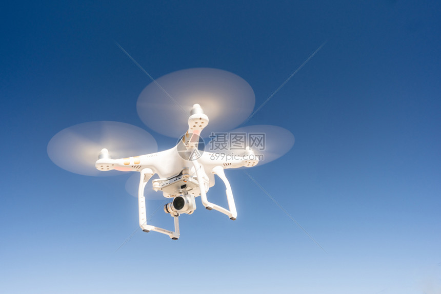 一架小型无人驾驶飞行器在空中飞行高清图片下载-正版图片304382708-摄图网