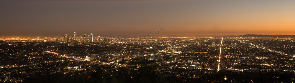 太阳A已经落到城市天线洛杉矶的空中视野图片