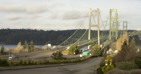 清晨的光照亮了TacomaNarrows桥图片