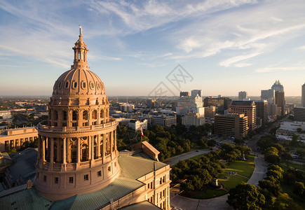 这是德克萨斯市中心在背景制定法律的大楼图片