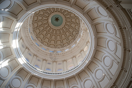 在奥斯汀德克萨州立资本大厦的圆顶里图片