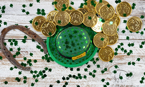 圣帕特里克好运帽绿色木环和马蹄铁在生锈的白木板上用闪亮的金币图片