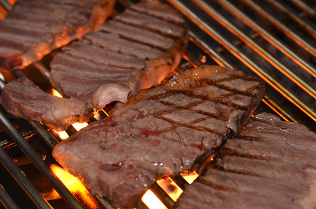 烤牛肉排和火焰图片