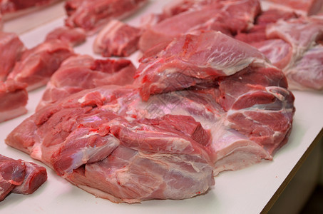 新鲜猪肉在市场出售图片