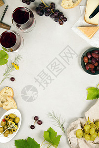 奶酪橄榄辣椒肉面包片黑葡萄和杯红酒覆盖灰大理石底顶视图复制空间图片