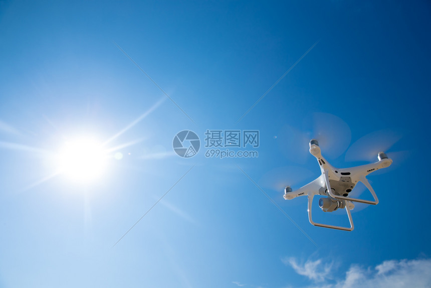 一架小型无人驾驶飞行器在空中飞行高清图片下载-正版图片304383642-摄图网