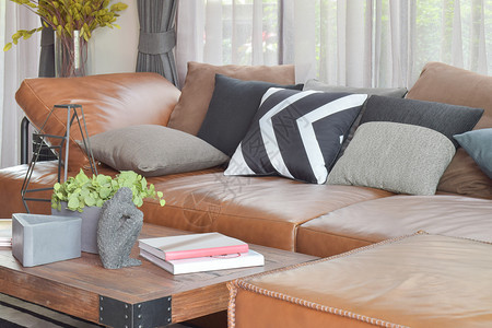 浅棕色皮制沙发和木桌图片