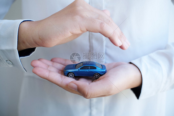 保护汽车玩具和手持的保险概念图片