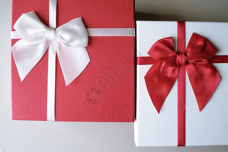 情人节礼物盒和侣的红丝带图片