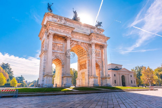 意大利米兰伦巴迪亚米兰和平拱门或意大利隆巴迪亚阳光明媚日落的米兰老城中心市门ArcodellaPeace图片