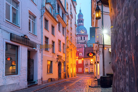 拉脱维亚里加老城夜街典型的欧洲中世纪街和清晨圣玛丽大教堂拉脱维亚里加图片