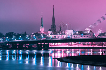 拉脱维亚里加老城和达格瓦河夜间里加老城和达格瓦河教堂和里加城堡拉脱维亚图片