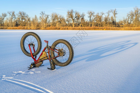 北科罗拉多州冰冻湖上的肥自行车和影子图片