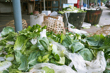 将蔬菜废物倾倒在新鲜市场图片