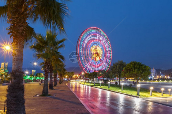 在格鲁吉亚巴图米海滨Protende的巴图米海滨Promenade上在格鲁吉亚阿贾拉巴图米海滨Promenade上蓝色时段的发酵图片