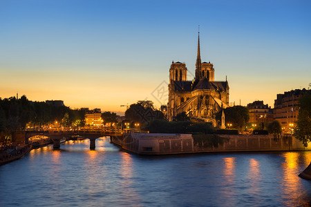 法国巴黎圣母院晚上法国图片