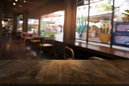 汽车城广告模版咖啡店的抽象模糊背景面前的空木板可以用来显示产品模版背景