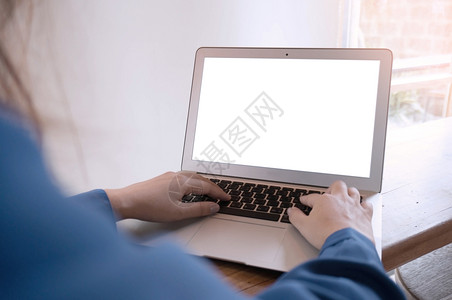 商业人手在键盘上用空白屏幕打字的详情视图图片