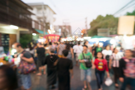 咖啡店的抽象模糊背景面前的空木板可以用来显示产品模版图片