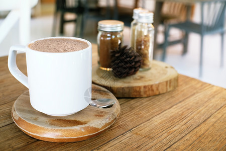 木制桌上的热咖啡杯图片