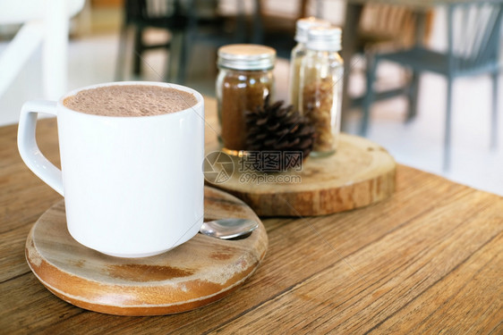 木制桌上的热咖啡杯图片