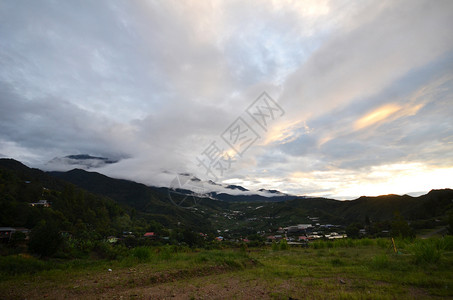 基纳巴卢山是婆罗洲和克罗山脉的最高峰是马来群岛的最高山峰图片