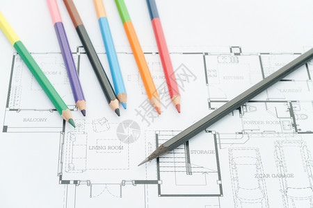 建筑师工作场所建筑蓝图现代房屋的建筑图纸和彩色铅笔装饰概念设计师工具图片