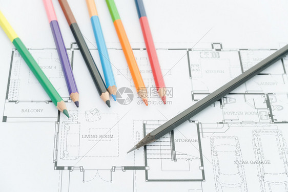 建筑师工作场所建筑蓝图现代房屋的建筑图纸和彩色铅笔装饰概念设计师工具图片