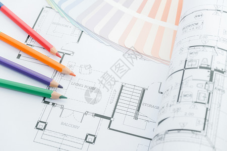 建筑师工作场所现代房屋的建筑图纸配有彩色铅笔和样本颜装饰概念设计工具图片
