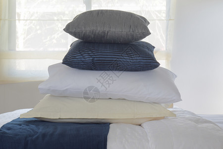 床铺枕头用墙壁和窗作为背景图片