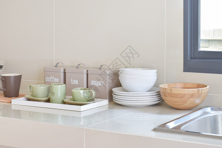 厨房内有白色用百锡的现代食品储藏室图片