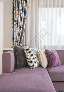 紫色沙发客厅有时髦的枕头图片