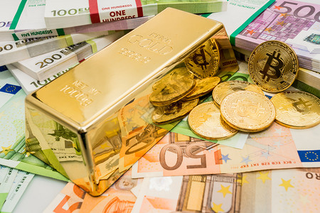 金比特币BTC硬欧元钞票和金硬币图片
