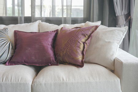 客厅白沙发上的紫色枕头图片