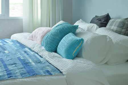 蓝色枕头和白衣床铺上的蓝色毯子图片