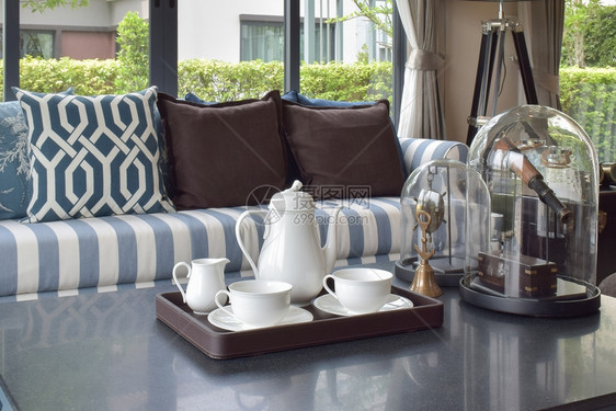 室内豪华客厅的木制桌上茶杯装饰盘图片