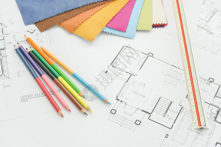 建筑图纸上的彩色铅笔比例和布料样本图片