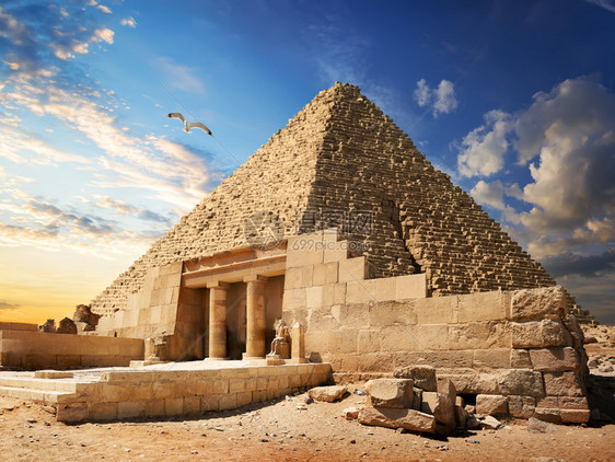 吉萨附近沙漠中的埃及金字塔图片