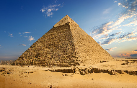 沙漠和清空天中的埃及金字塔图片