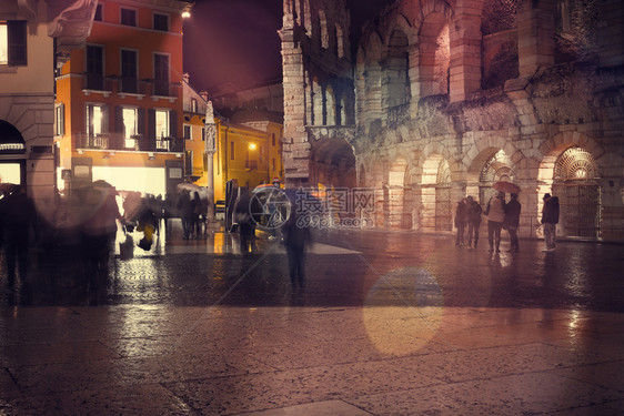 下雨之夜旧欧洲照明城市图片